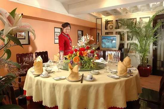 卓越服務 優(yōu)秀餐廳服務員的品質與住宿服務的共通之道