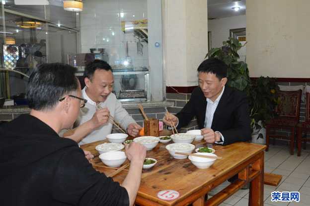 鄭小清帶頭下館子 為全縣餐飲與住宿服務行業(yè)提振信心